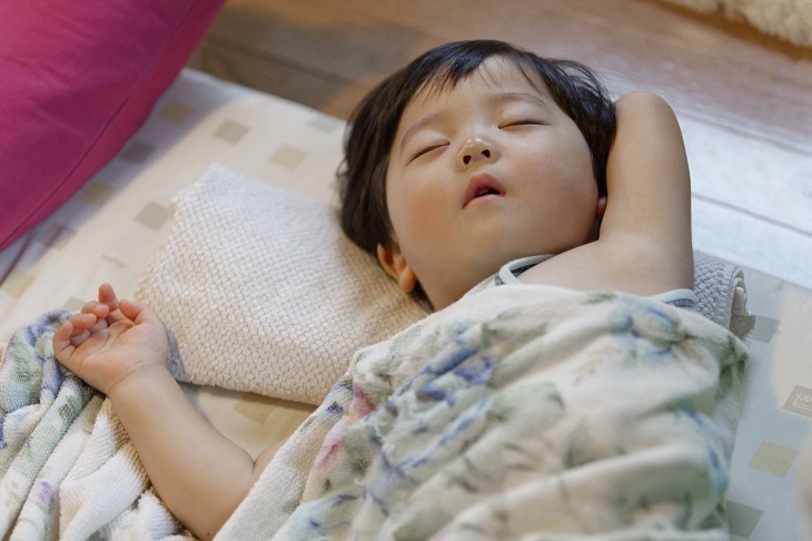 Cha mẹ nên xây dựng cho trẻ một lịch trình ngủ lành mạnh