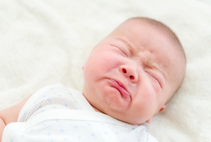 Trẻ sơ sinh ngủ phát ra tiếng kêu có thể do mắc bệnh khò khè bẩm sinh
