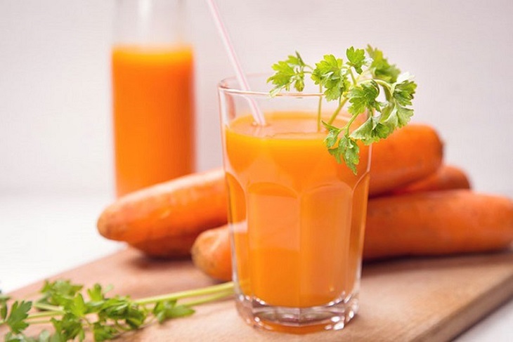 Cà rốt chứa nhiều beta-carotene có tác dụng kiểm soát bã nhờn, hỗ trợ ngăn ngừa nổi mụn và các sắc tố khiến da đen sạm.