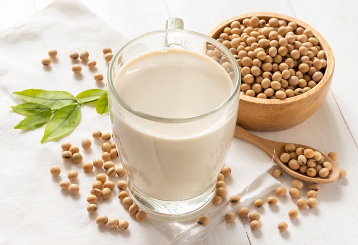 Sữa đậu nành rất giàu Estrogen tự nhiên, giúp cải thiện tình trạng khô hạn cô bé
