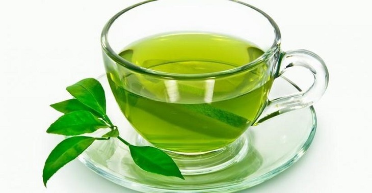 Uống nước trà xanh giúp trị nám và tàn nhang hiệu quả