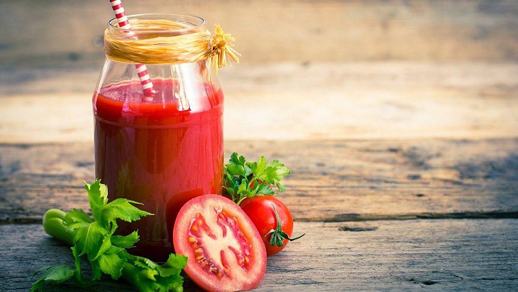 Uống gì để lưu thông máu huyết không thể bỏ qua nước ép cà chua
