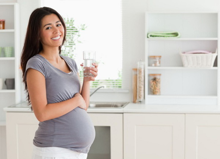 Bổ sung đủ nước giúp mẹ bầu có đảm bảo nước ối đầy đủ và sạch trong