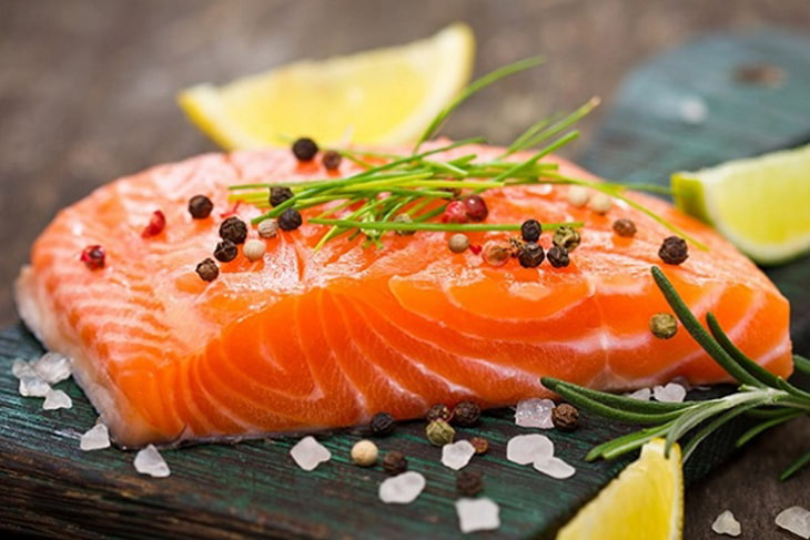 Cá hồi chứa nhiều omega-3 giúp cân bằng hormone, cải thiện sức khỏe sinh sản