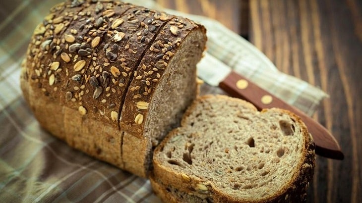 Với thắc mắc ăn gì để tăng cân trong 1 tuần, bạn có thể dùng bánh mì ngũ cốc
