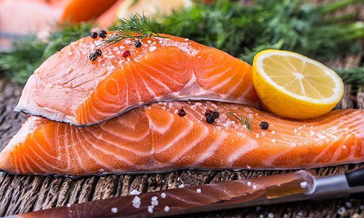 Cá hồi và các loại cá béo chứa nhiều axit béo omega–3, giúp hạ huyết áp cao trong cơ thể