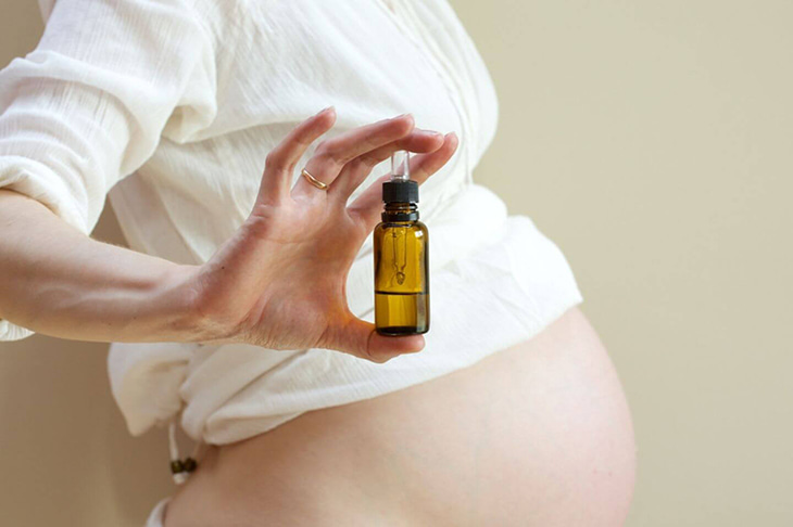 Mẹ bầu có thể dùng tinh dầu hoặc thảo dược tự nhiên để xông