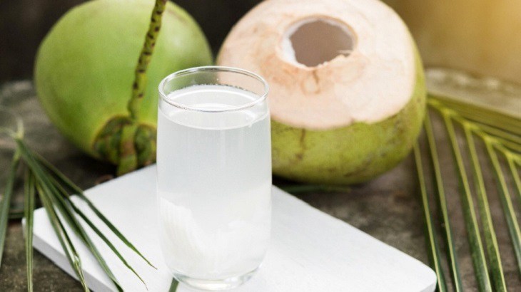 Uống nước dừa có tác dụng trị chứng kinh vón cục, đen thẫm, giúp máu kinh chảy ra nhanh và sạch hơn