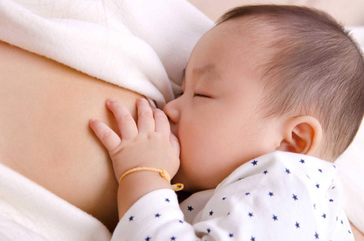 Sữa mẹ giúp ngăn ngừa và làm dịu cơn sốt sau tiêm