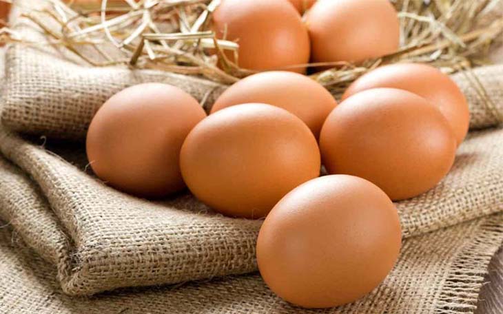 Trứng gà chứa nhiều dưỡng chất phải kể đến gồm có vitamin A, D, K, B12, folate và protein