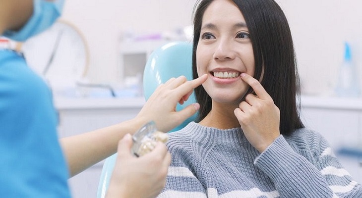 Cơ sở nha khoa lấy cao răng và tẩy trắng răng cũng quyết định giá dịch vụ