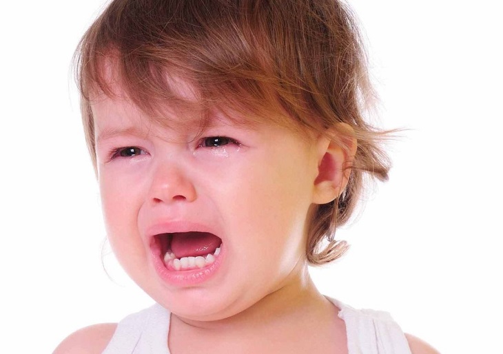 Nhổ răng không đúng cách có thể khiến trẻ quấy khóc