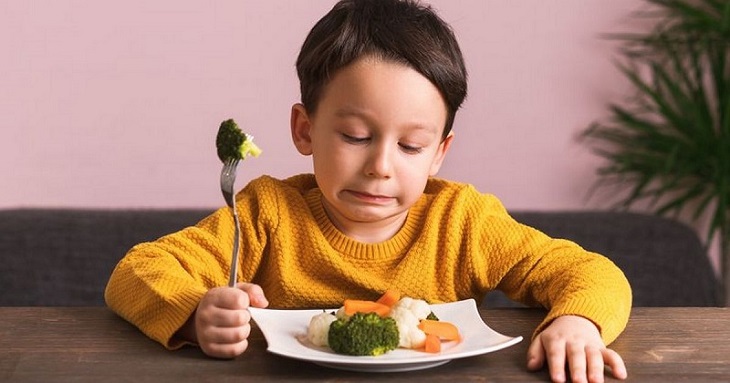 Trẻ ăn uống thiếu chất là nguyên nhân khiến răng mọc lẫy