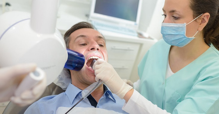 Thăm khám và vệ sinh khoang miệng đóng vai trò đảm bảo an toàn khi nhổ răng số 8