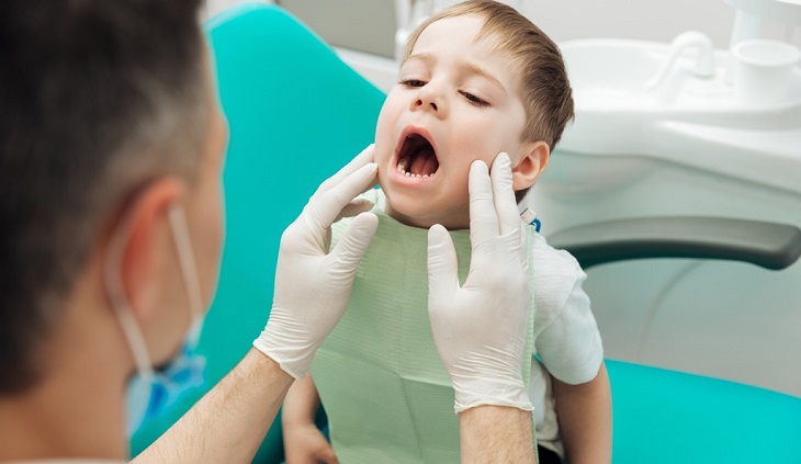 Bác sĩ tại Bệnh viện Răng hàm mặt TW luôn tận tình khám chữa cho trẻ