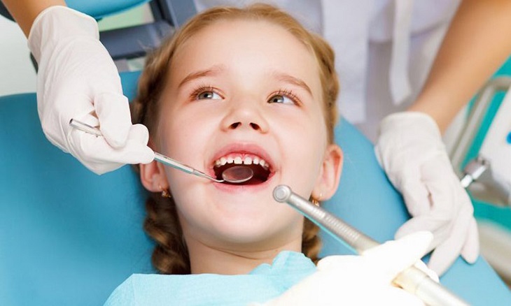 Phụ huynh nên động viên, trấn an tinh thần để các bé thoải mái khi nhổ răng