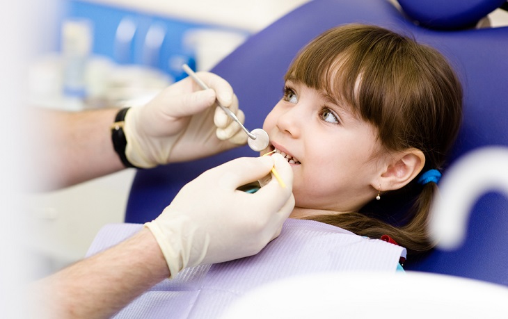 Nên đưa trẻ đến nha khoa để nhổ răng an toàn