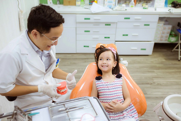 Tay nghề bác sĩ có ảnh hưởng đến quá trình nhổ răng cho trẻ