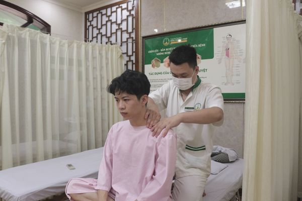 Trị liệu đau mỏi vai gáy
