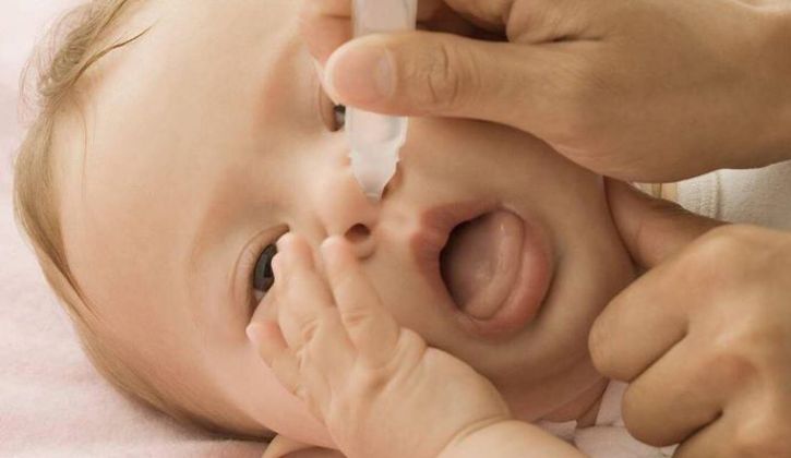 Vệ sinh mũi bằng nước muối sinh lý làm giảm tình trạng nghẹt mũi ở trẻ