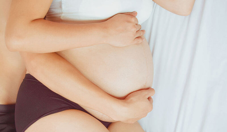 Đạt cực khoái trong quan hệ tình dục có thể kích thích các cơn co cơ tử cung nhẹ, hỗ trợ sinh sớm
