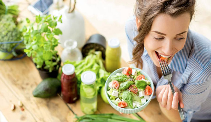 Ăn nhiều rau xanh rất tốt cho hệ vi sinh của phụ nữ