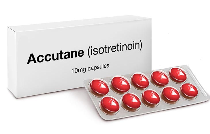 Isotretinoin có tác dụng mạnh trong việc giảm sản xuất dầu trên da, giảm viêm