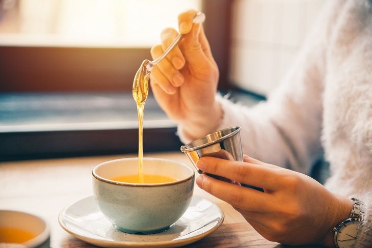 Uống trà mật ong giúp cải thiện tình trạng ho khan