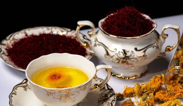 Trà saffron kết hợp với hoa cúc giúp an thần, tốt cho người già, người bị mất ngủ