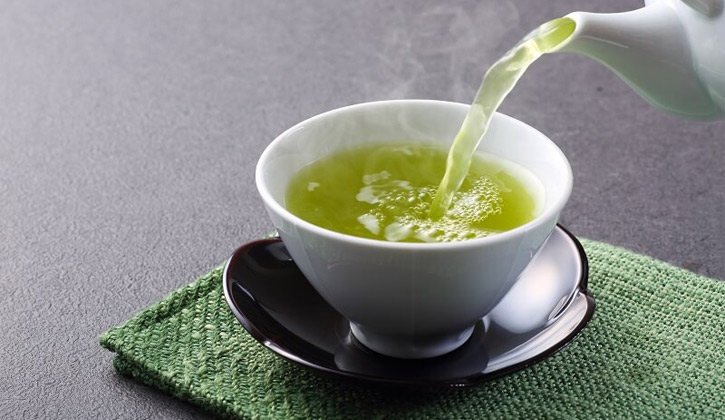 Rửa mặt bằng nước trà xanh giúp kháng khuẩn, chống viêm