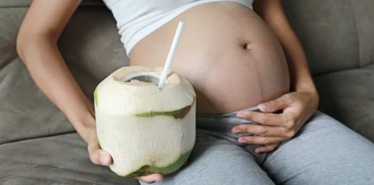 Mẹ bầu mang thai 3 tháng cuối nên uống nước dừa tốt cho sức khỏe