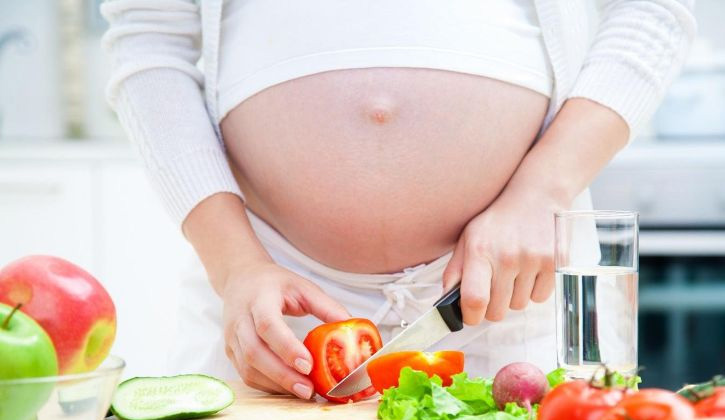 Mẹ bầu cần bổ sung nhiều rau xanh trong thai kỳ