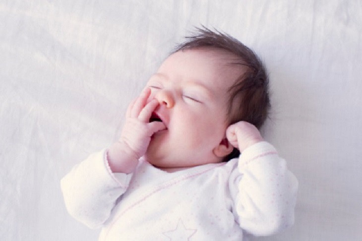 Trẻ vò đầu bứt tai khi ngủ có thể là do trẻ buồn ngủ