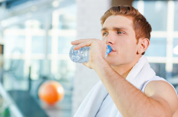 Nam giới nên uống đủ nước mỗi ngày để phòng bệnh
