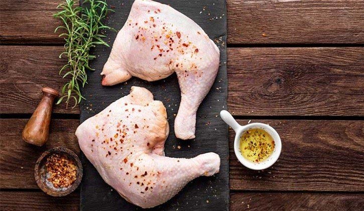 Người bị bệnh gout có thể ăn thịt gà nhưng cần chọn lọc kỹ càng