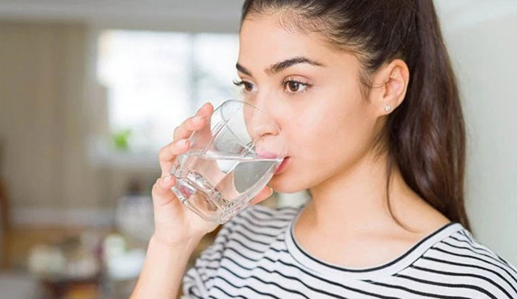 Người bị gút cần uống nhiều nước khi bổ sung canxi cho cơ thể