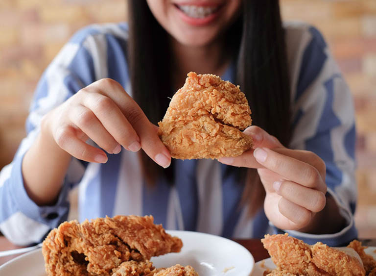 Ăn thịt gà khi đang bị bong gân có nên hay không?
