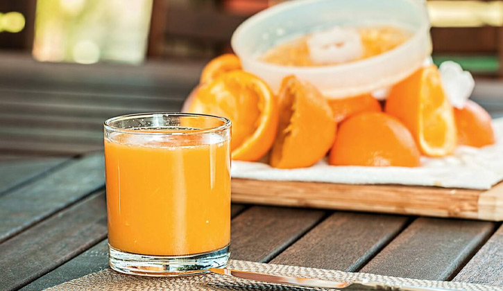 Nước cam chứa vitamin C giúp tăng cường sức đề kháng và hạn chế dị ứng