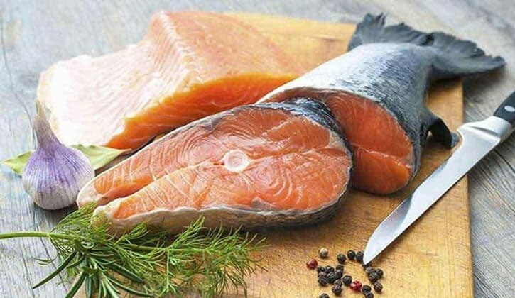Cá bổ sung protein và omega 3 giúp chống viêm, tăng tốc độ hồi phục tổn thương bong gân