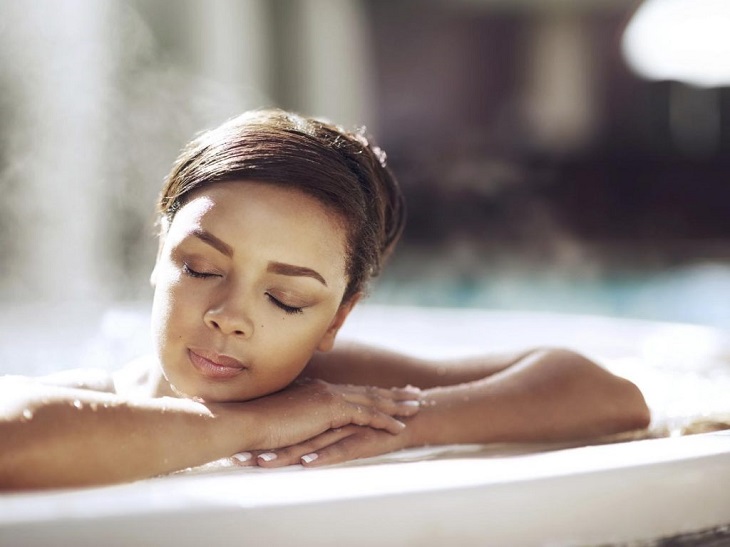 Tắm nước nóng giúp giảm đau đầu ở thai phụ