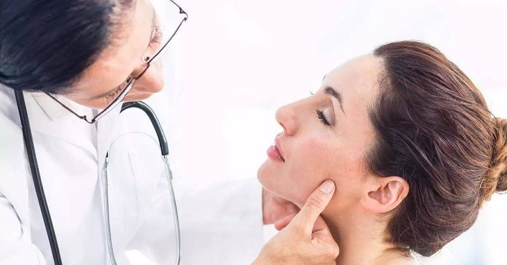 Bạn nên đến gặp bác sĩ da liễu để kiểm tra các vấn đề sau khi xăm môi
