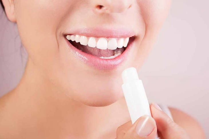 Sử dụng dưỡng môi là cách chữa dị ứng mực xăm môi khá phổ biến