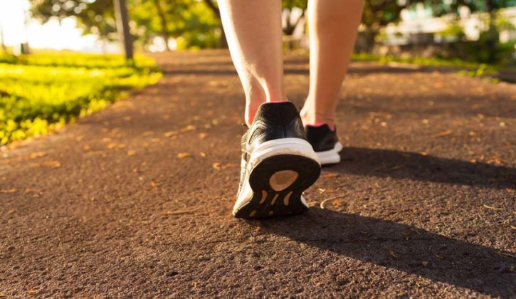 Khi bị gai gót chân có nên đi bộ để hỗ trợ điều trị không?
