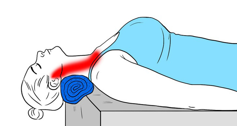 Đặt mọt chiếc gối ở mép giường và nằm lên là cách giãn cơ cổ đơn giản