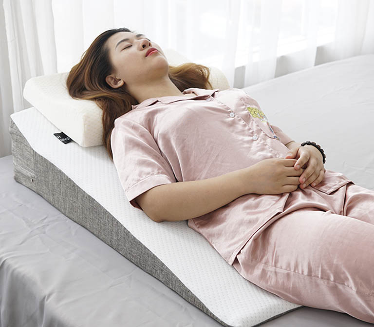 Sử dụng gối chống trào ngược khi ngủ sẽ giúp hạn chế được tình trạng trào ngược về đêm
