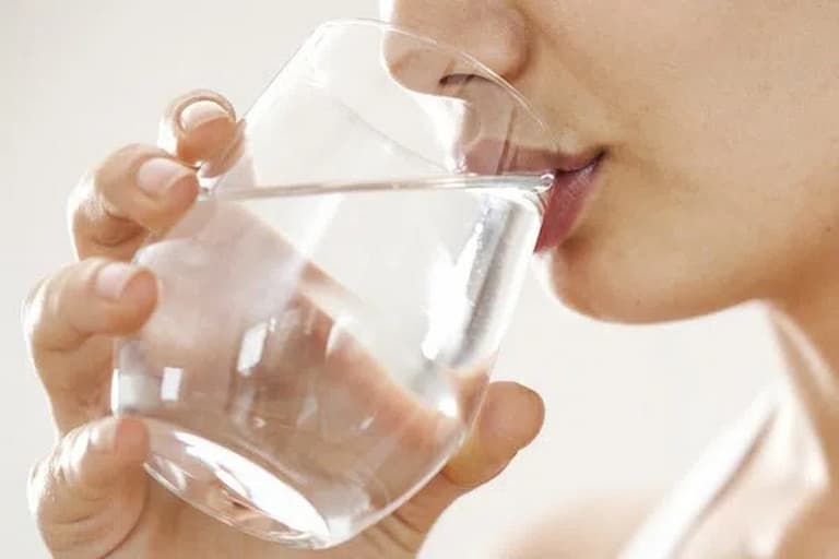 Uống đủ nước mỗi ngày giúp cải thiện tình trạng sức khỏe người bệnh
