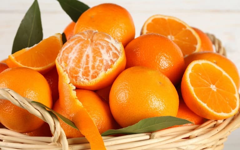 Trong cam chứa một lượng lớn vitamin C mà người bị xuất huyết dạ dày nên bổ sung 