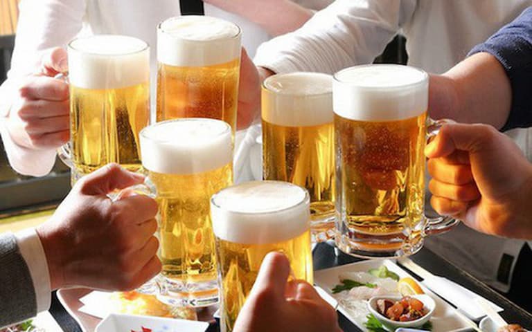 Người bị xuất huyết dạ dày không nên uống rượu bia 