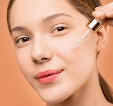 Bạn có thể kết hợp dùng thêm serum giúp chăm sóc da được tốt hơn