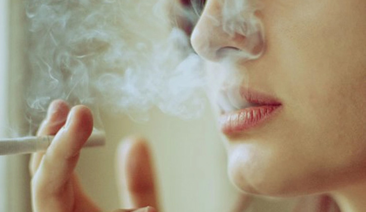 Phụ nữ hút thuốc thường bị mãn kinh sớm hơn